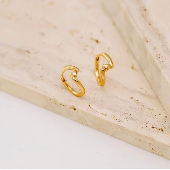Gold 14k Gold Plated Heart Hoop Earrings - Picture 1 of 2